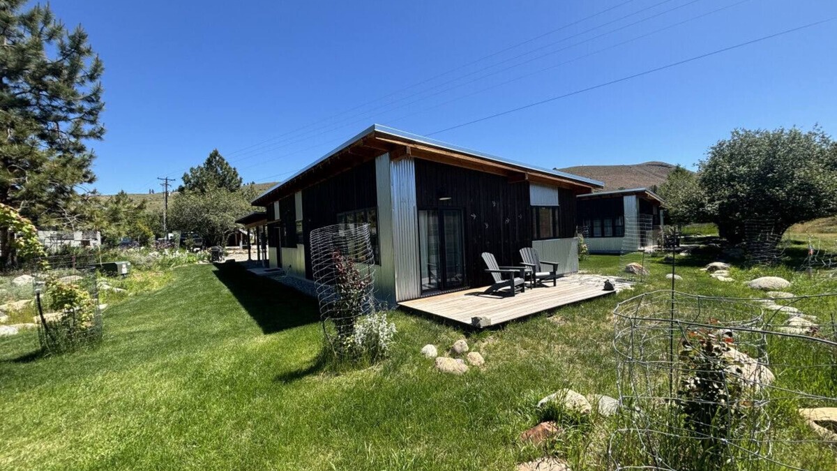 Winthrop House | Sunflower Resort Arnica Cabin with its K/Q bed config. is in ultra-quiet Winthrop South community, with a 5 minute walk to downtown on the pedestrian trail.