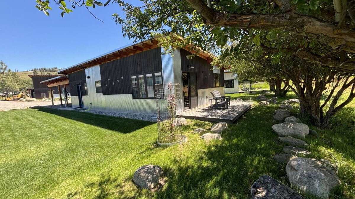 Winthrop House | Sunflower Resort Balsam Cabin is in the the ultra quiet Winthrop South community, with a 10 minute walk to downtown on the pedestrian trail.