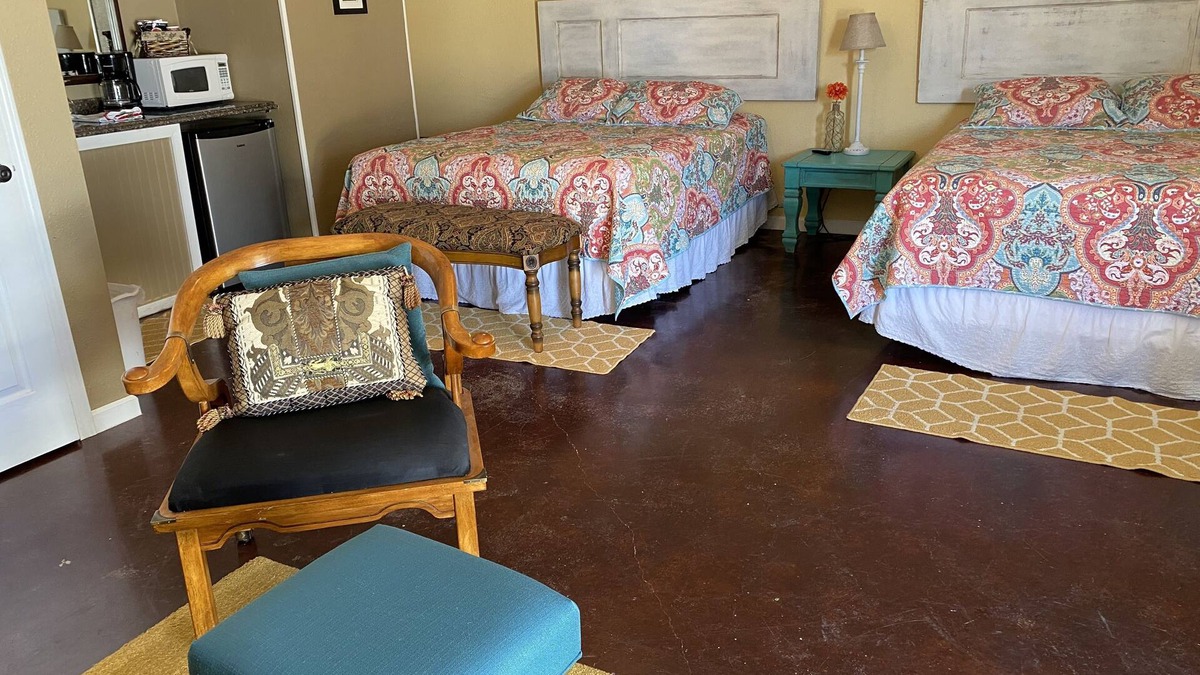San Saba House | Sunflower Suite @ Wildflower Lodge