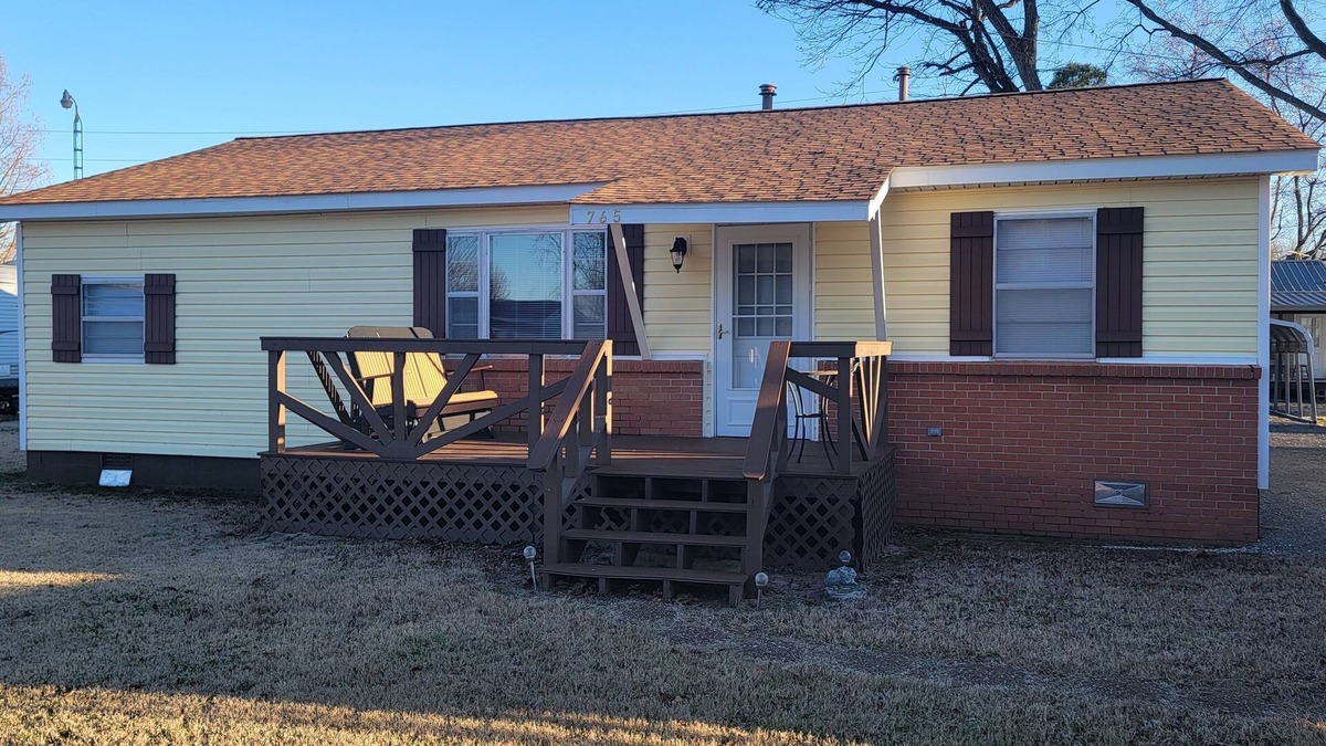 Wynnburg House | Sunkist beach house. Lake side house 3 bedroom house