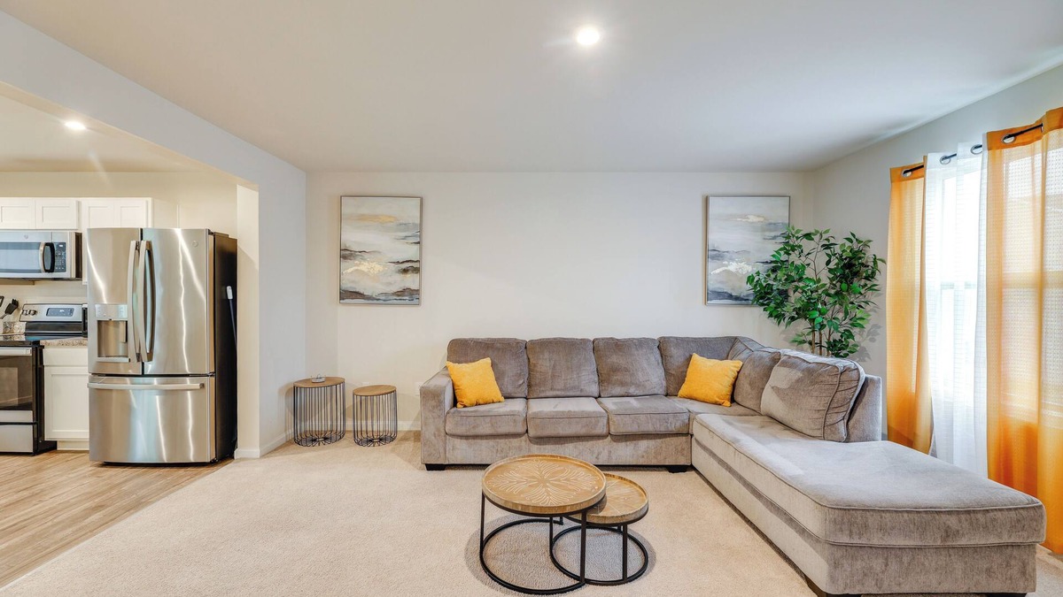 Milford House | Sunlit Milford Townhome < 2 Mi to Riverwalk!