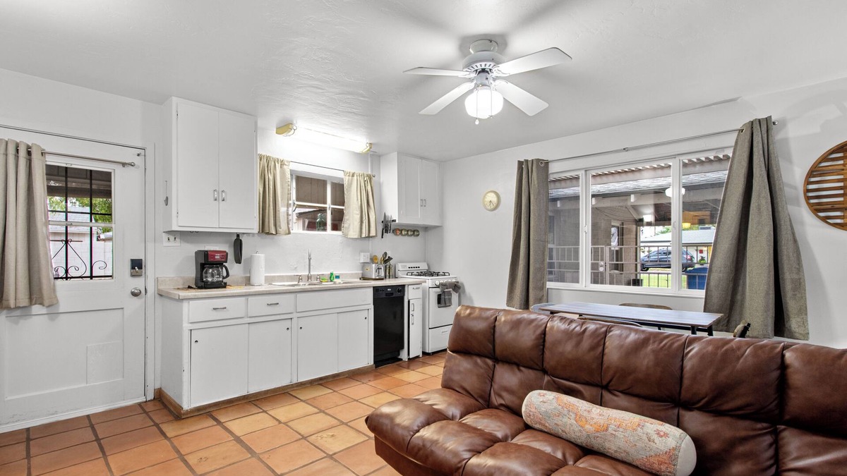 Camelback East Apartment | Sunlit Palm Cottage in Uptown Phoenix