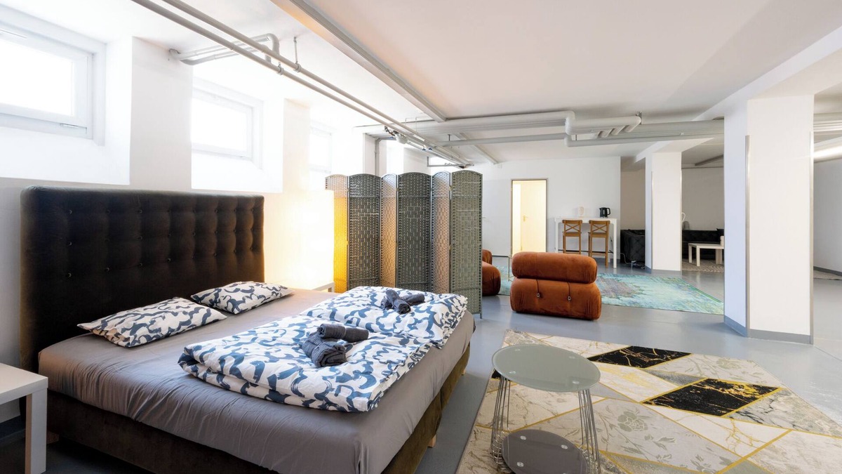 District 4 Apartment | Sunlit Urban Haven: Zurich Loft with 5 Queen Beds