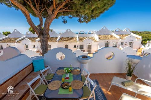 Urbanizacion Hacienda las Chapas Apartment | Sunny 2BR in resort with 3 pools, restaurant, gym and playground