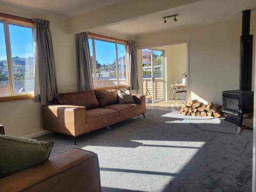 Dunedin House | Sunny 3 bedroom house, huge deck and new bathroom