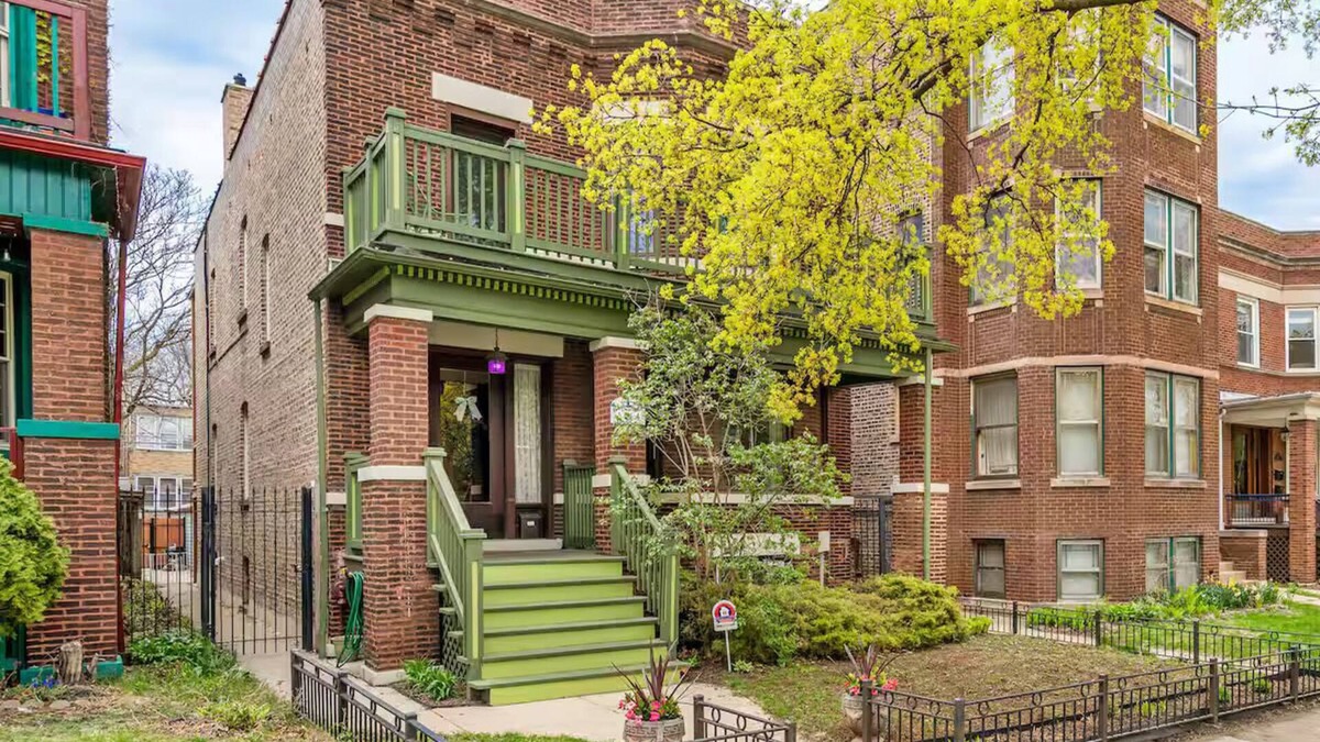 Edgewater Apartment | Sunny Andersonville Retreat - 2BD-1BTH + Office