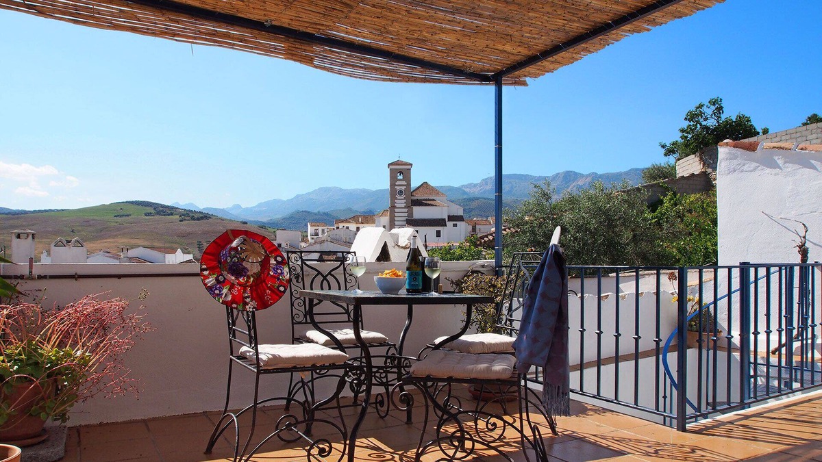 Riogordo Apartment | Sunny apartment in Andalucia with spectacular roof terrace.