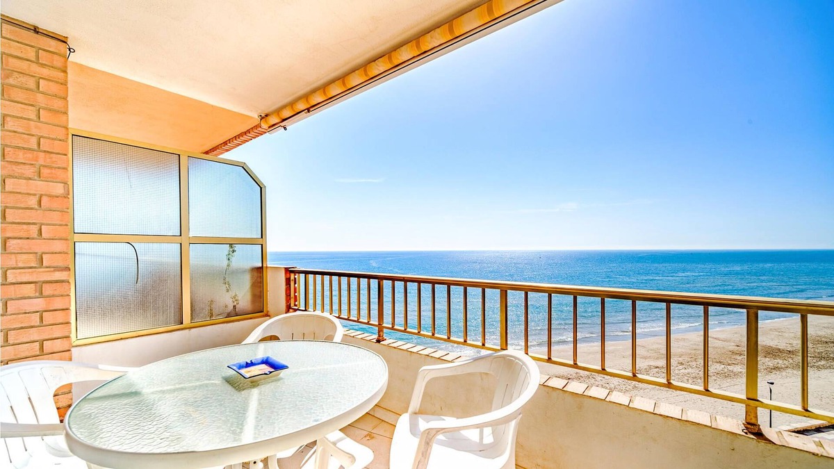 Mareny Barraquetes Apartment | Sunny apartment just a few steps from the beach.