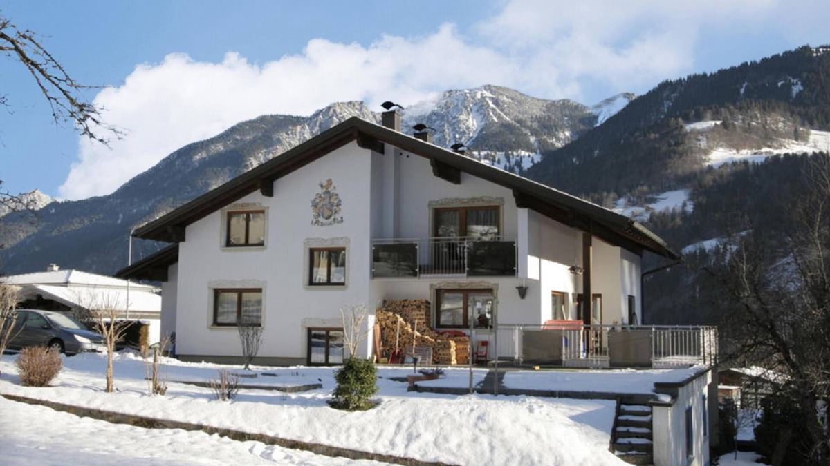 Vandans Apartment | Sunny apartment with ski storage