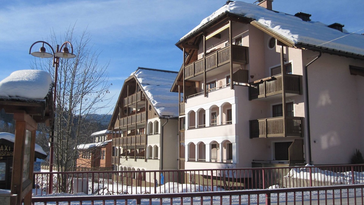 Russbach am Pass Gschuett Apartment | Sunny apartment within walking distance of the ski slope, free ski depot