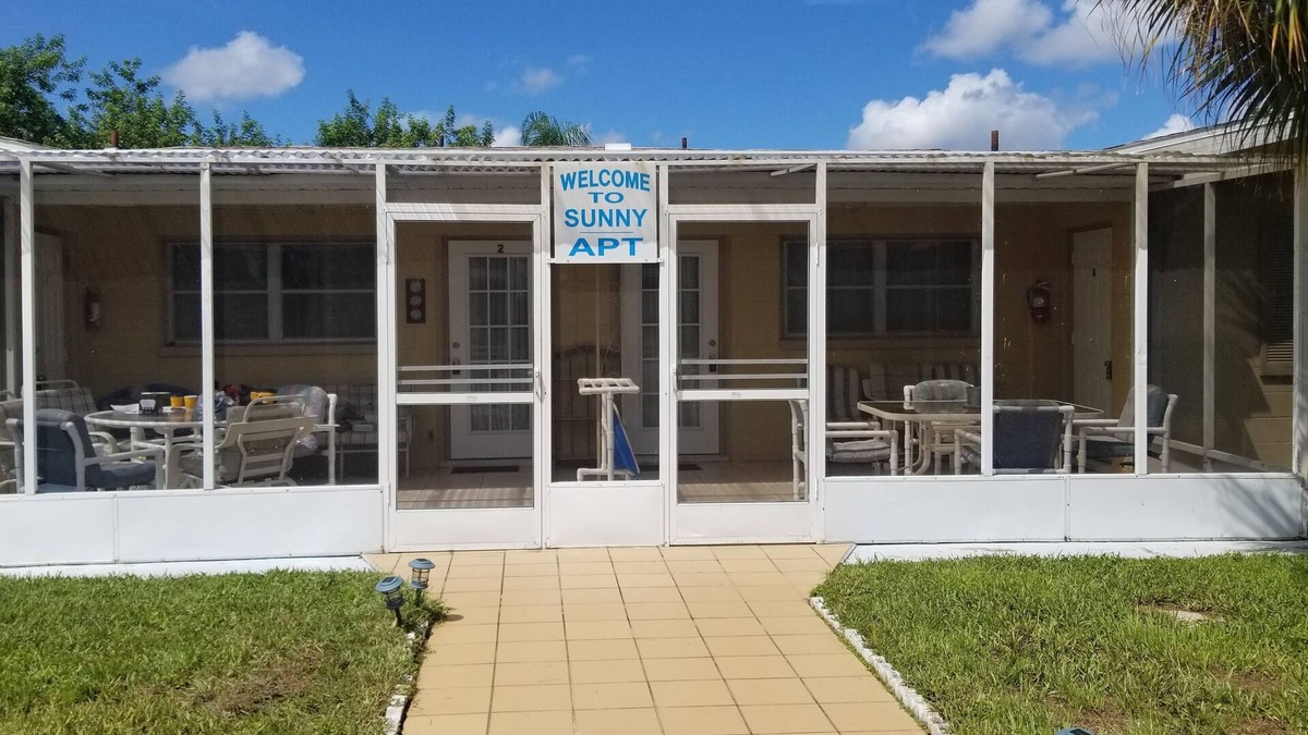 Warm Mineral Springs Apartment | Sunny Apartments a block from Warm Mineral Springs