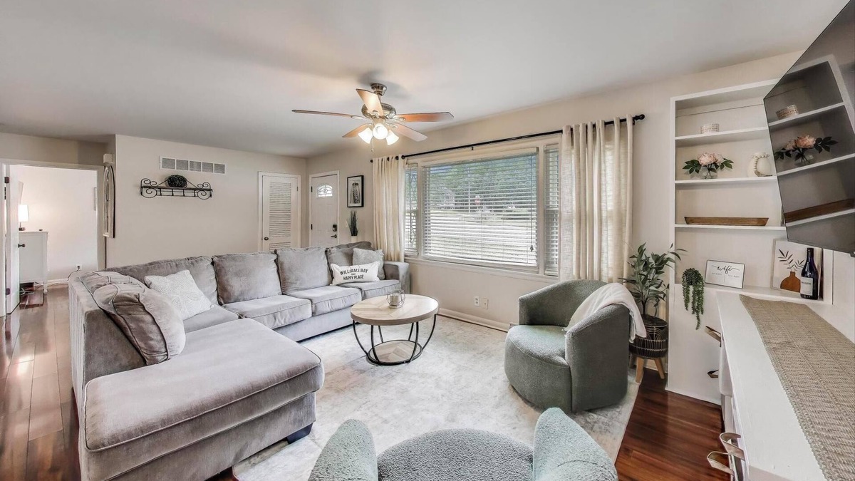 Williams Bay House | Sunny Bay - Walk to Restaurants, Lake, Ice Cream | Sleeps 6 + Deck and Grill