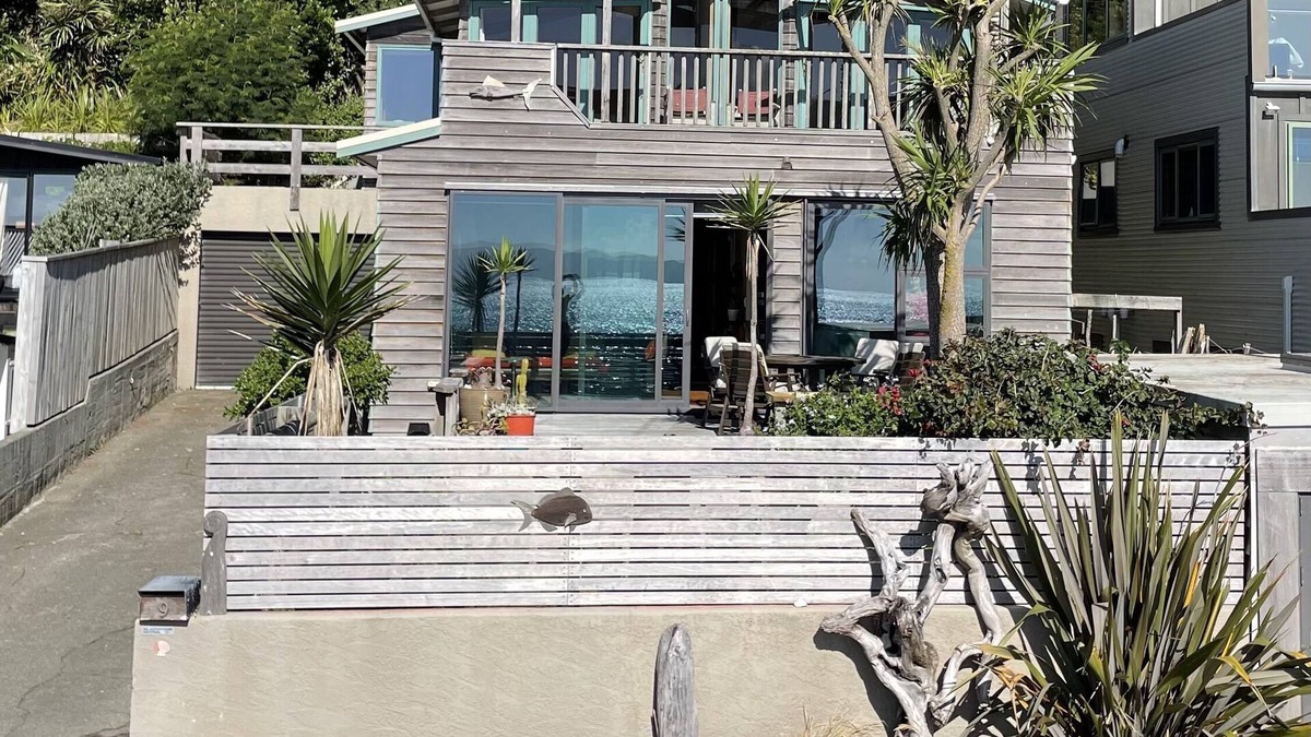 Pukerua Bay House | Sunny Beach Front House