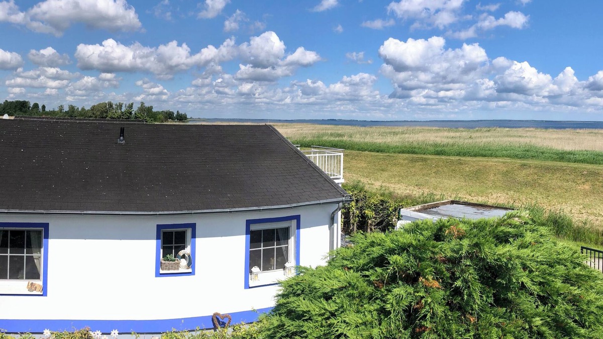 Vorpommern-Greifswald District House | Sunny beach house right on the lagoon with water views for 2-4 people