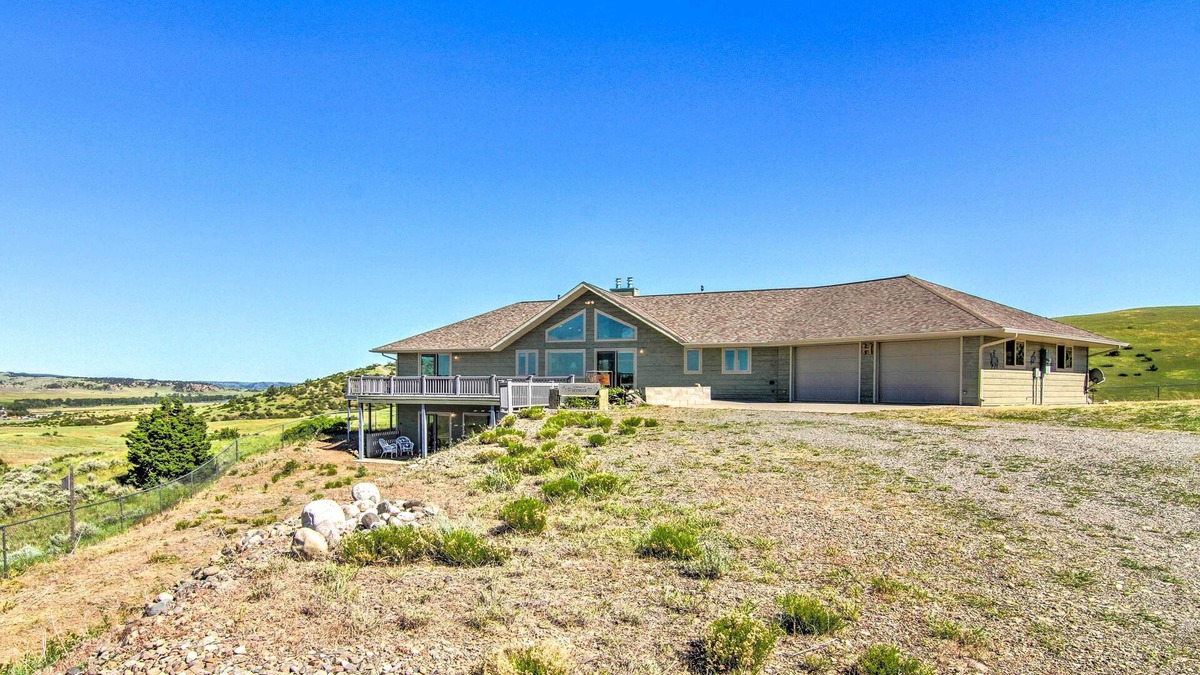 Sweet Grass County House | Sunny Big Timber Retreat w/Spacious Deck!