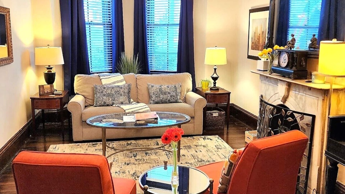 Highland Park Apartment | SUNNY! *BOOK NOW!* FABULOUS! * UbEr Cool* Minutes to Center!