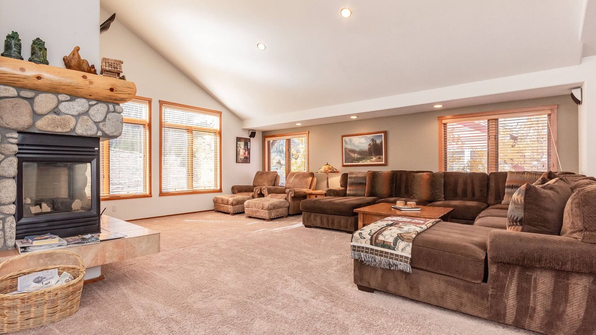 Mammoth Lakes House | Sunny, Bright & Warm 4/4 on the Snowcreek Meadow! WIFI, 2 car garage, and driveway parking!