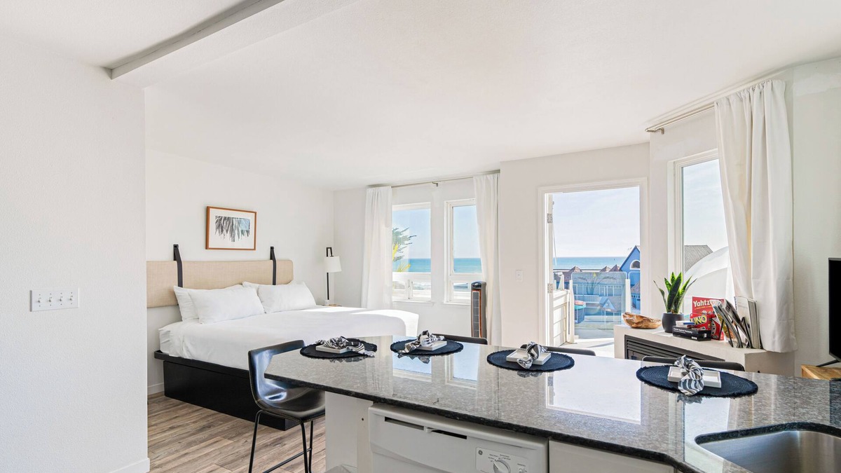 Cayucos House | Sunny Cayucos Studio w/Full Kitchen + Lounge Access by the Beach