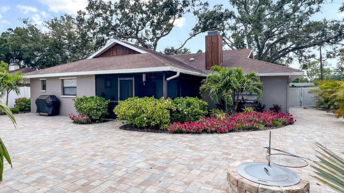 Pinecraft House | Sunny Comfort Near Beaches & Legacy Trail