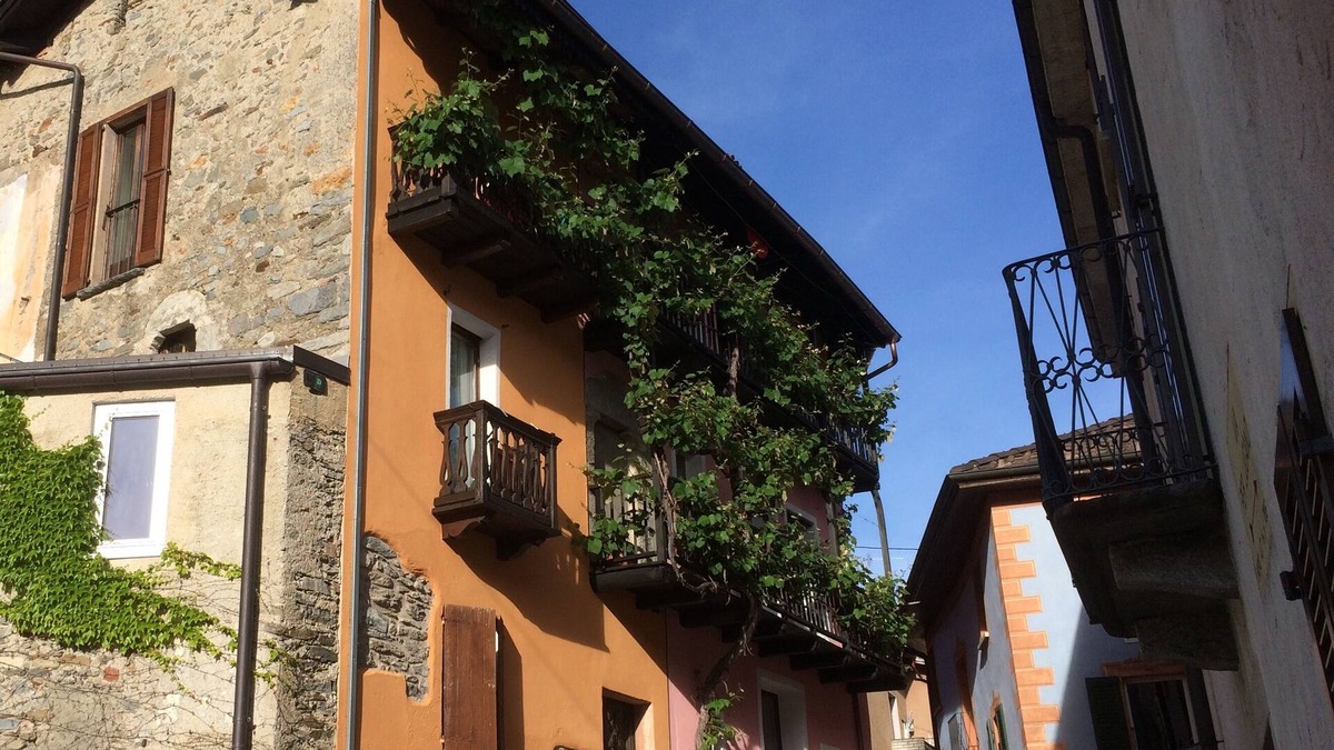 Breno Apartment | Sunny CORTILE-Apart, 4 pers, in historical building in Malcantone, Monte Lema