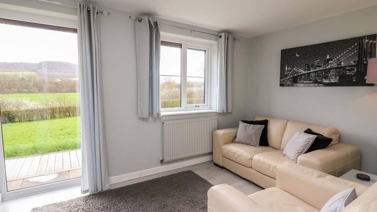 Llanfihangel Tal-y-llyn Cottage | SUNNY COTTAGE, pet friendly, character holiday cottage in Brecon