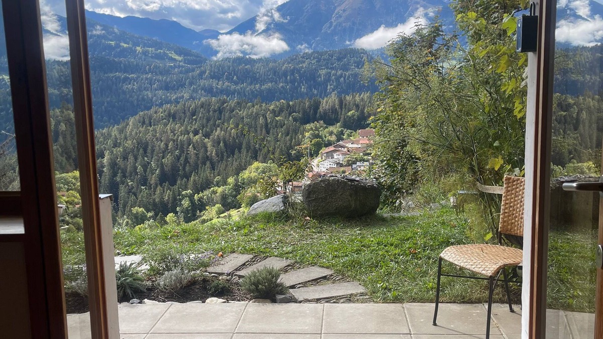 Trin Apartment | Sunny & cozy apartment with mountain view, very private, free parking, public transport