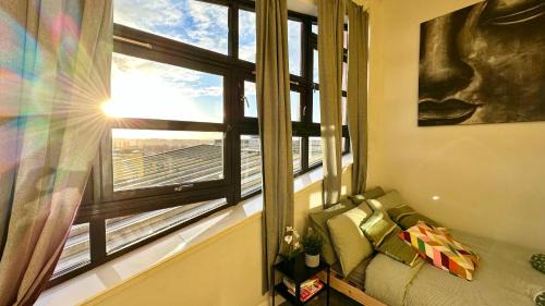 Clydebank Apartment | Sunny day new flat with 5 beds
