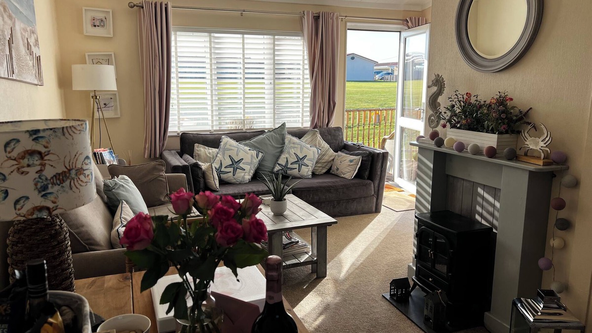 Bacton Ski Chalet | SUNNY DECK steps to beach on peaceful dog friendly park with TV/Wifi/wash/dry