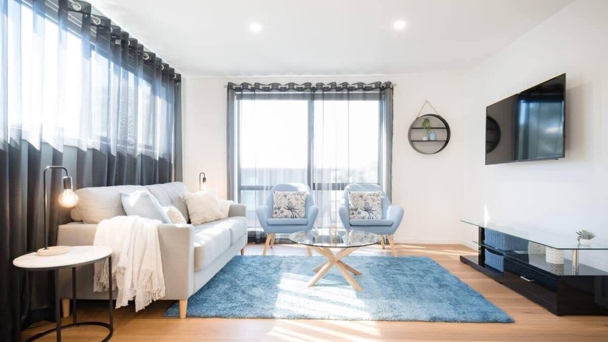 West Launceston Apartment | Sunny Delight: WiFi & Parking