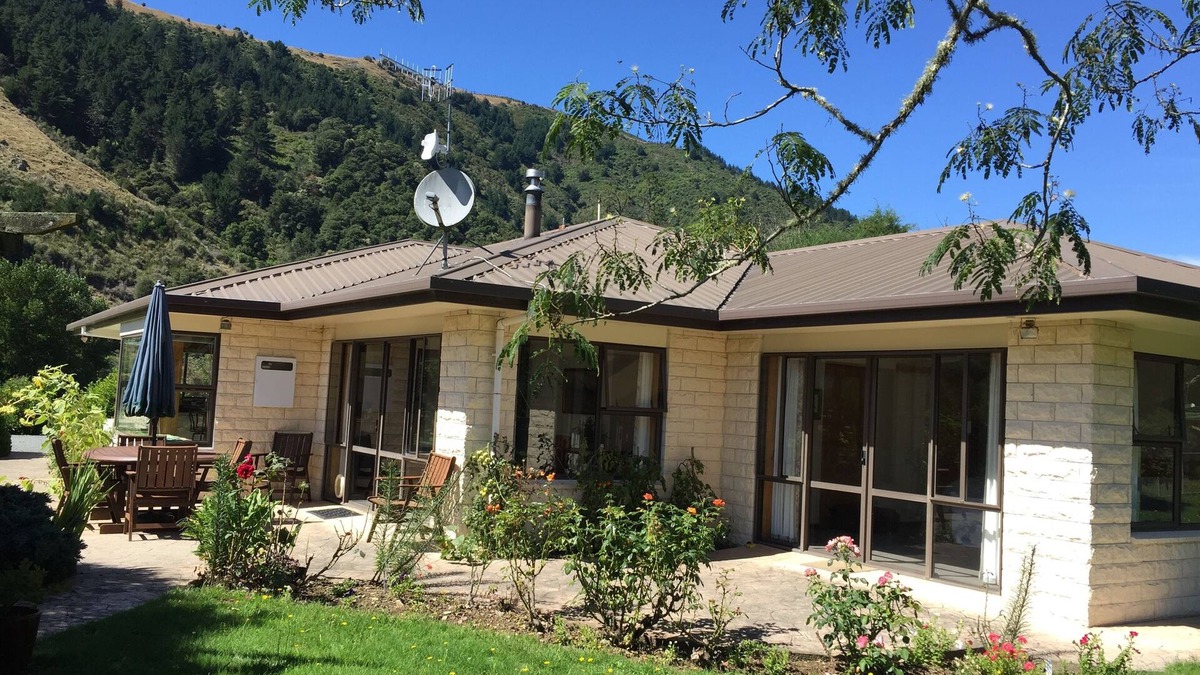 Woodstock Other | Sunny family farm house 1 minute to river and Great Taste cycle trail