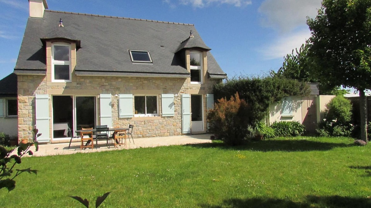 Plurien House | Sunny family home, 900m. from beach, equipped garden with a shower, WIFI HD, TV