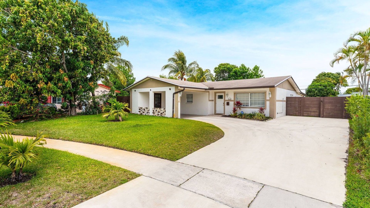 Lauderdale Lakes House | Sunny Goldie in Lauderdale Lakes