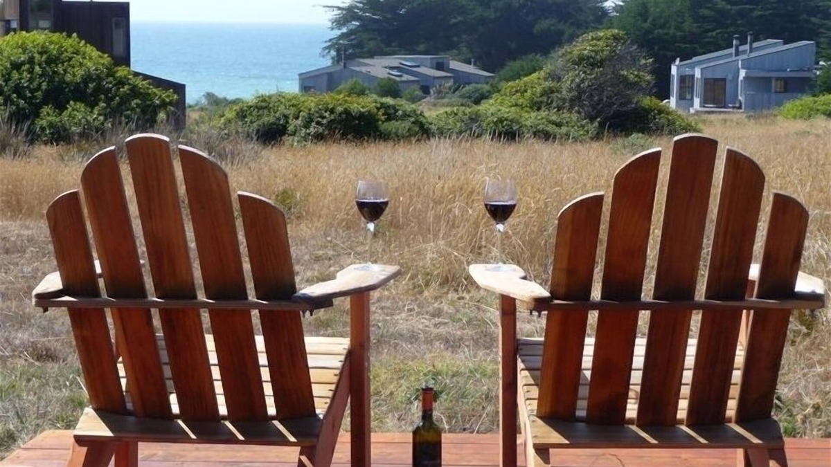 Sea Ranch House | Sunny Home. Hot Tub. Walk to 2 Beaches, Rec Center, Bluff Trail and the Lodge.