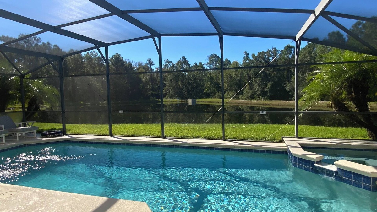 Sandy Ridge Villa | Sunny lake view villa -south facing pool -4 Beds, 2 en-suites near major parks