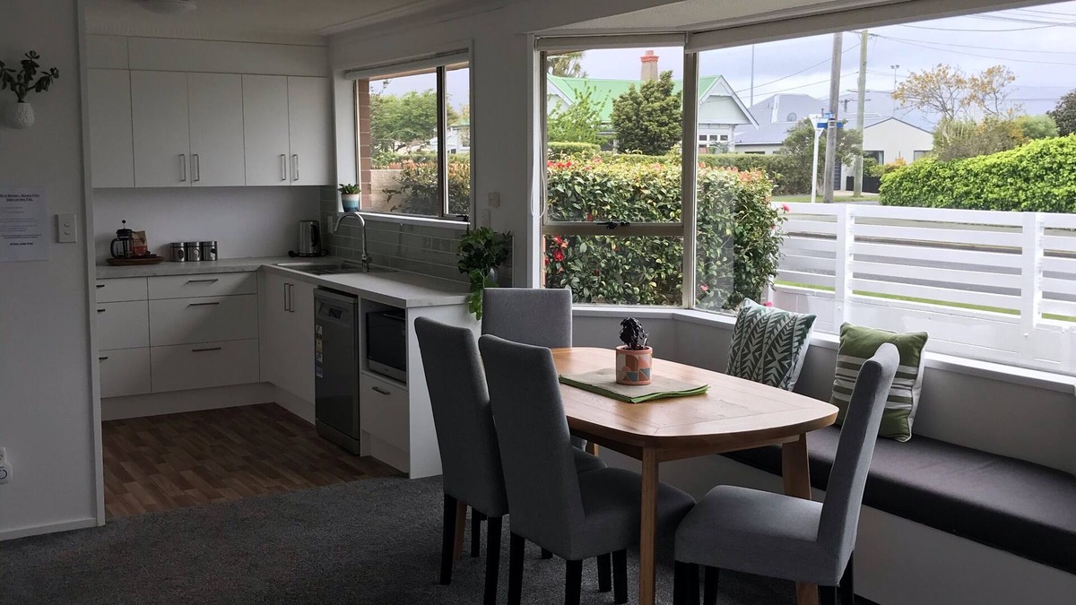 Saint Kilda House | Sunny Little Gem on the Flat