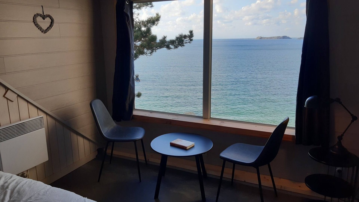 Tredrez-Locquemeau Apartment | Sunny maisonette with stunning sea view for 2 people