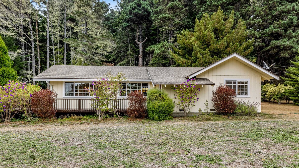 Mendocino House | Sunny Mendocino getaway with hot tub, fireplace, enclosed yard & trail to beach