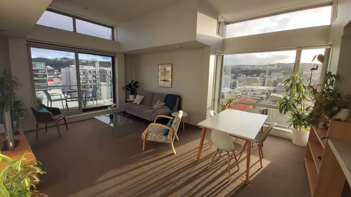 Te Aro Apartment | Sunny modern penthouse apartment in the city center with parking space