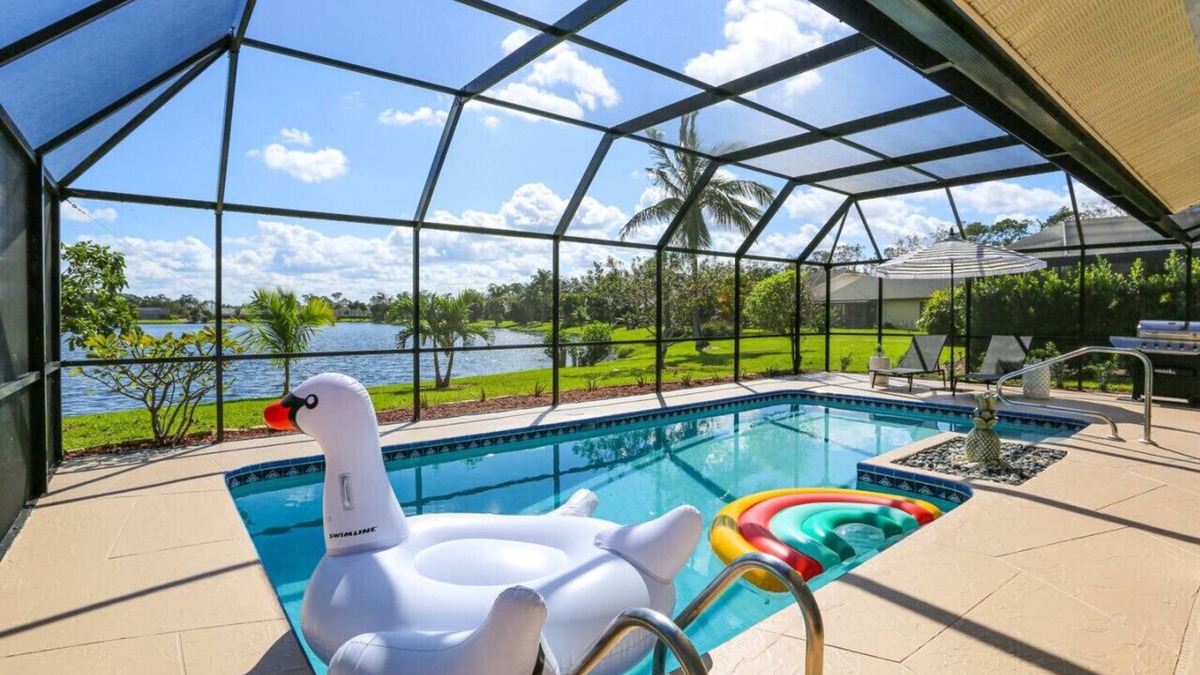 Naples House | Sunny Naples 3BR Retreat w/Heated Pool & BBQ