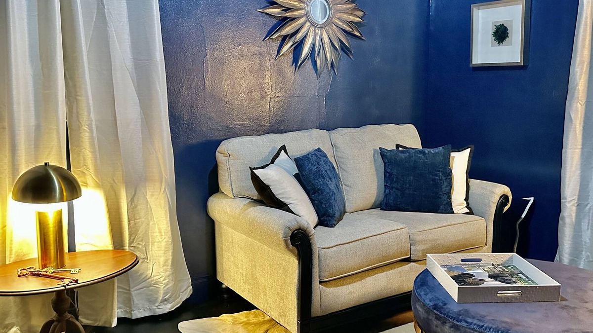 Downtown Apartment | Sunny one bedroom apt 5 suite downtown