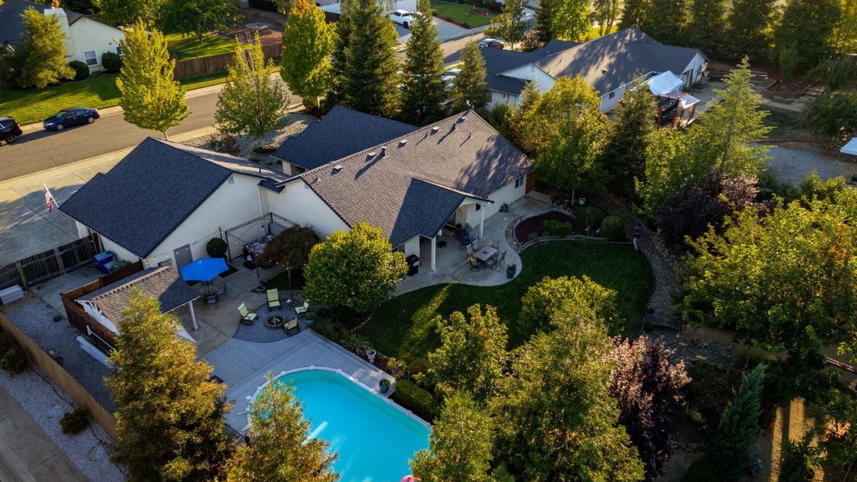 Columbia House | Sunny Pines : Pool & Spa + Backyard Oasis!