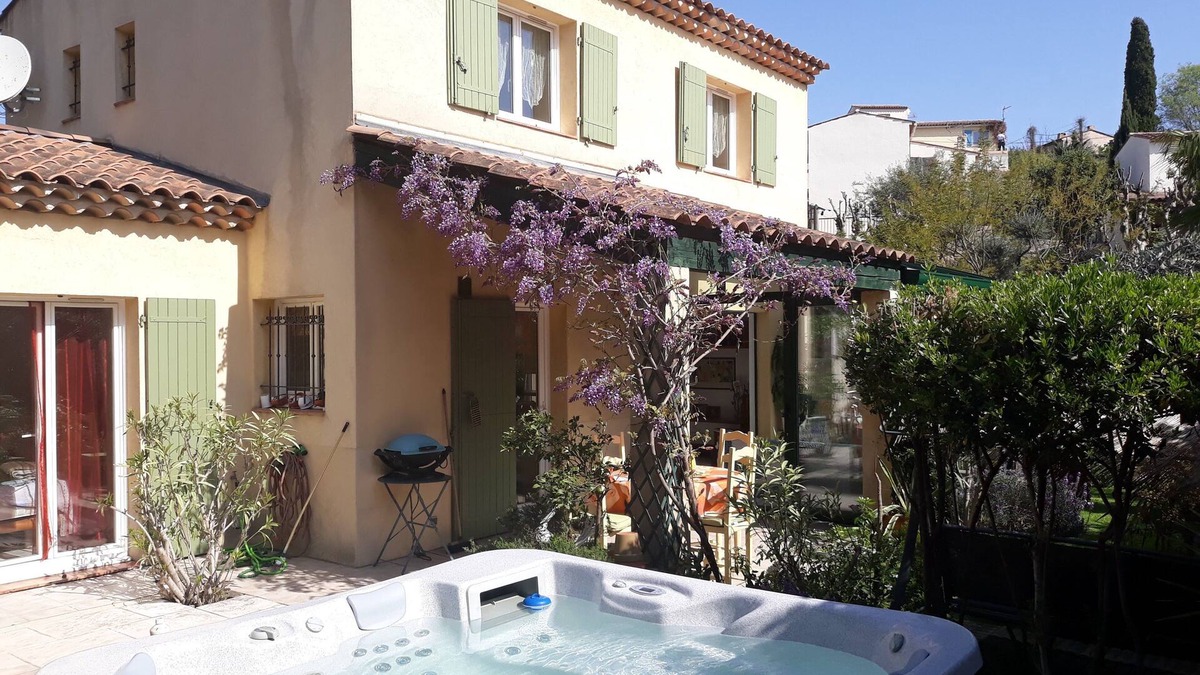 Saint-Jacques House | Sunny, quiet villa with spa, beautiful garden, barbecue, table tennis