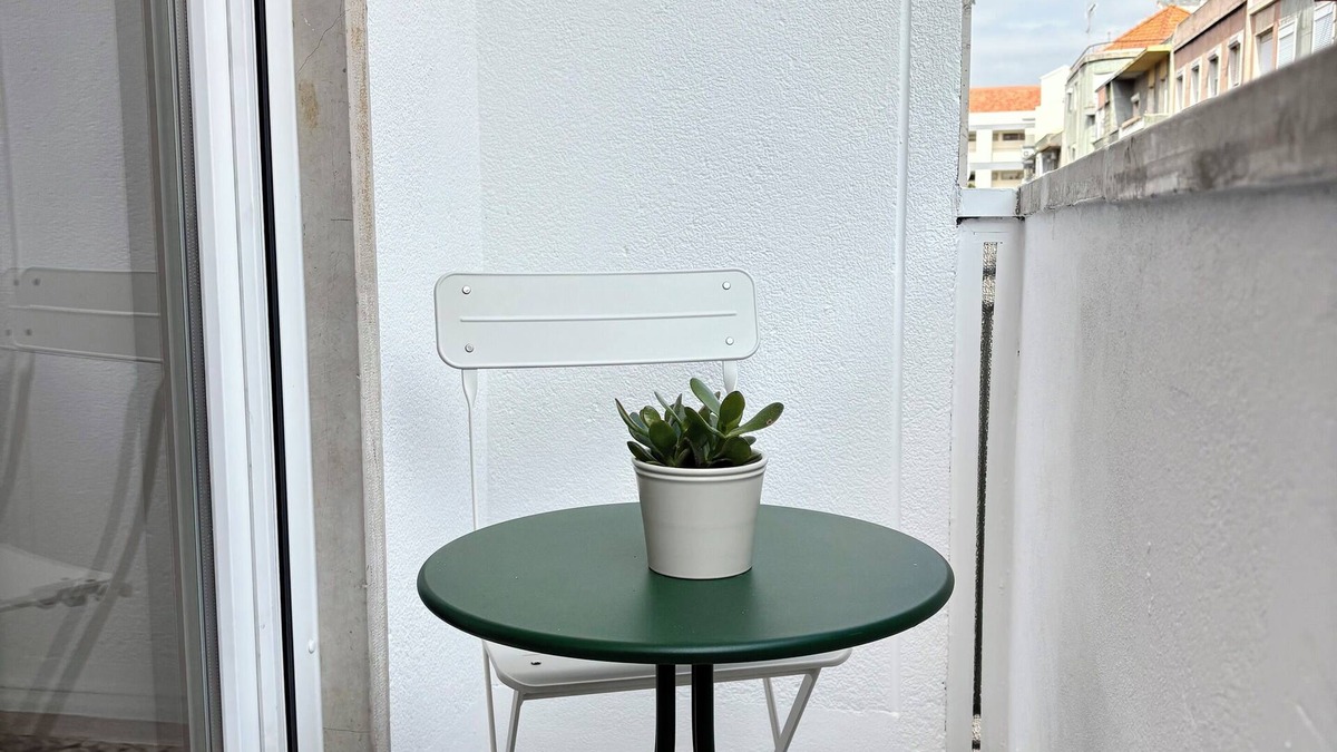 Moscavide Apartment | Sunny Renovated Apartment with Balcony in Central Moscavide