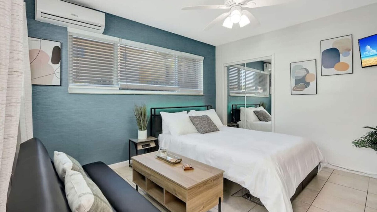 Hollywood Apartment | Sunny Serenity: Hollywood Studio Getaway
