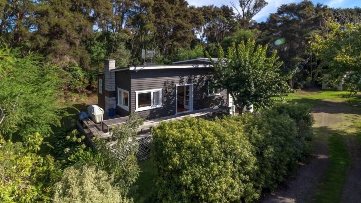 Hatepe House | Sunny, sheltered, spacious, 50 metres to the beach