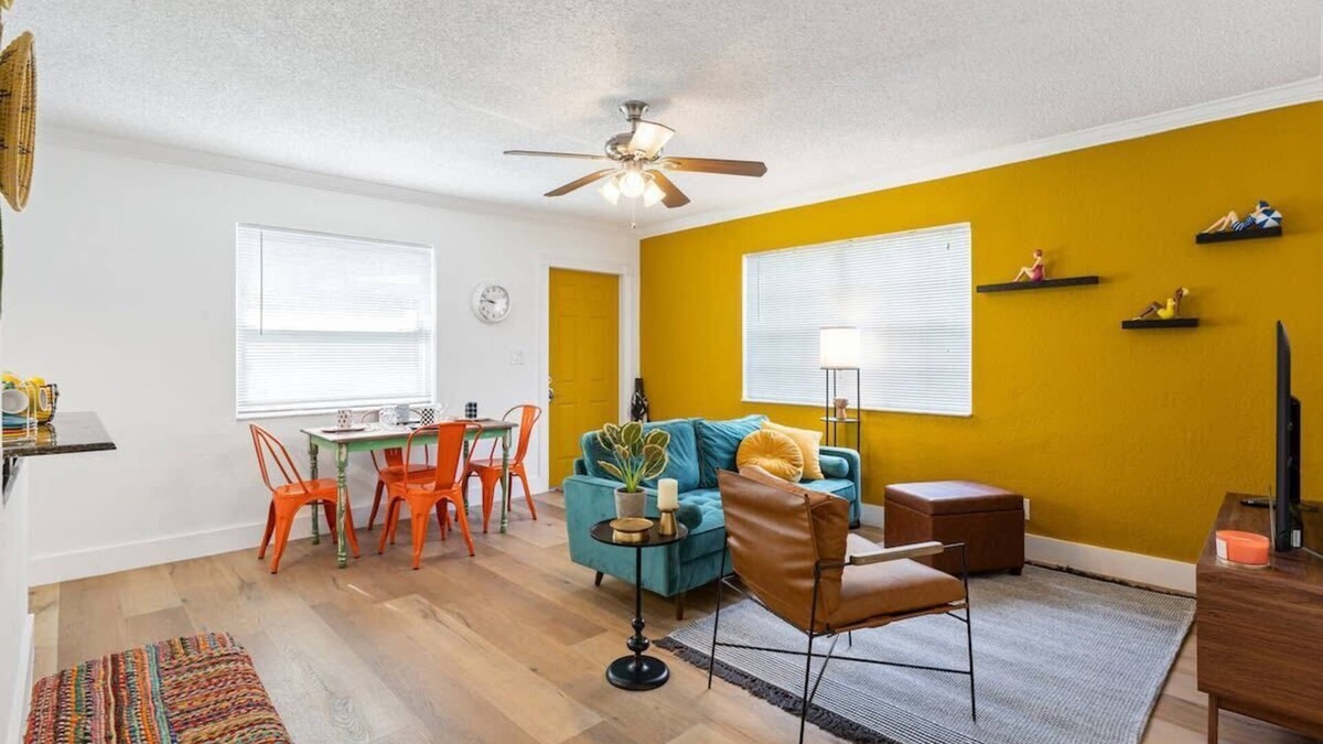 Sailboat Bend Condo | Sunny Side Stay Condo- 2 bed 1 bath Near Riverwalk