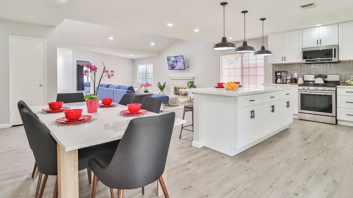 Santa Susana House | Sunny Simi Valley Long Term Stays Dedicated Workplace Jacuzzi Temporary Home