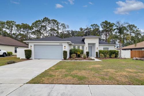 Wedgefield House | Sunny Stay Orlando Queen Room 4 with Shared Bath