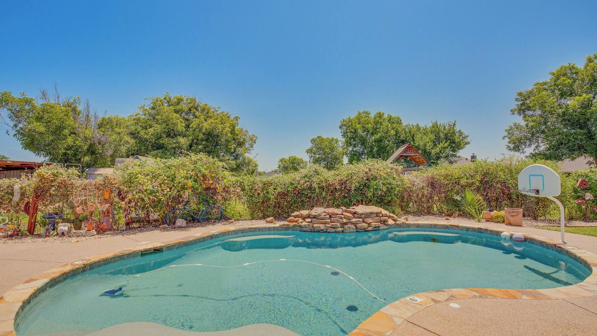 Stephenville House | Sunny Stephenville Home w/Pool: 4 Mi to Downtown
