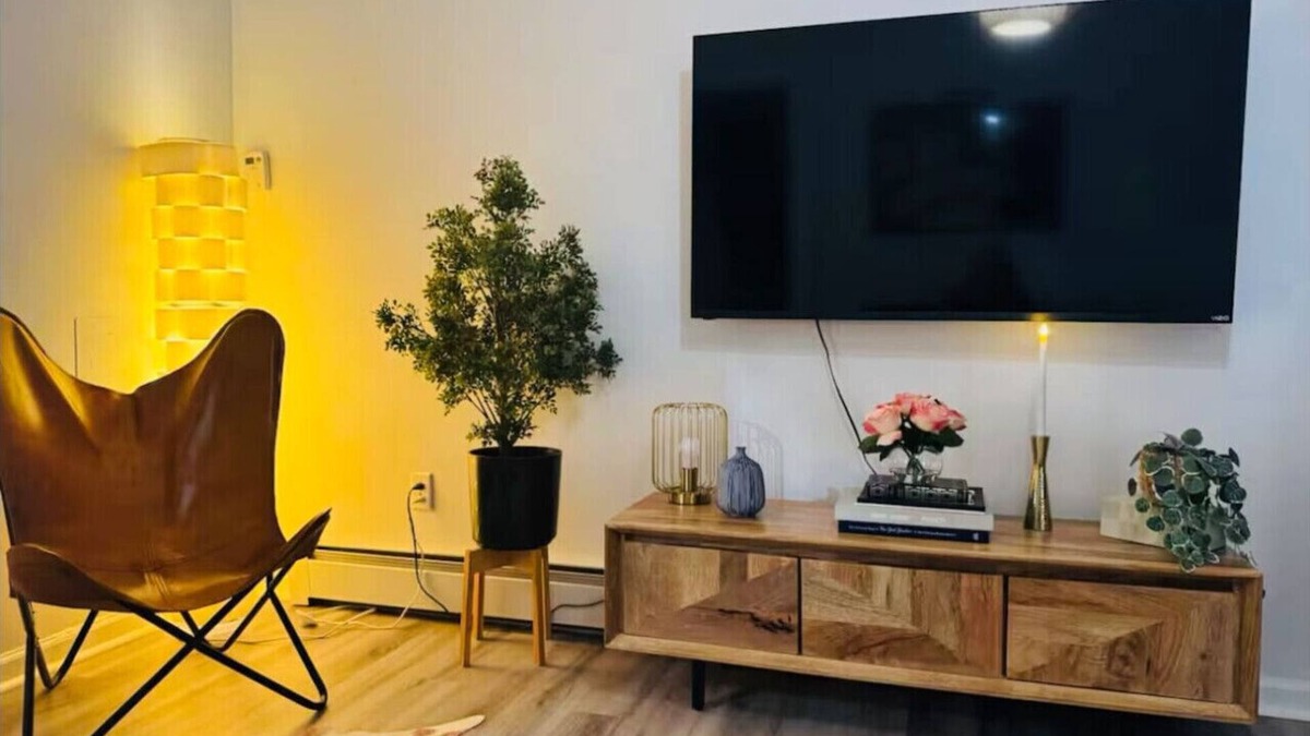 Newtonville Apartment | Sunny, Stylish Loft